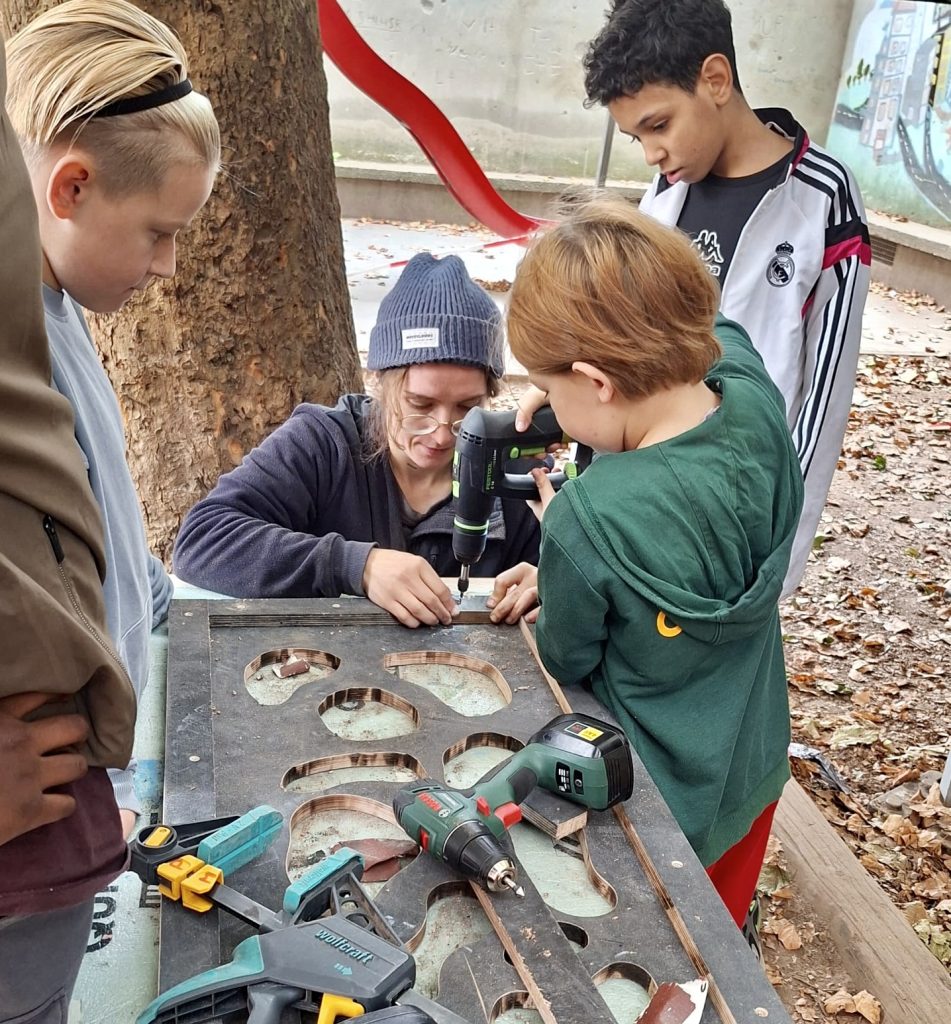 Des élèves fabriquent des jeux en bois avec une menuisière