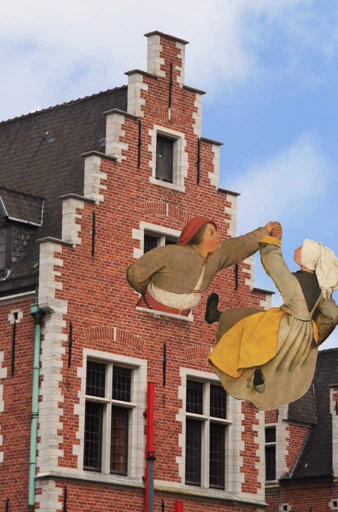 Deux personnages d'un tableau de Bruegel sont mis en scène sur la façade de l'hôtel Ravenstein.