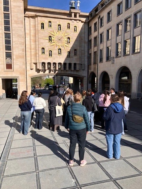 Des élèves observent le carillon du Mont des Arts