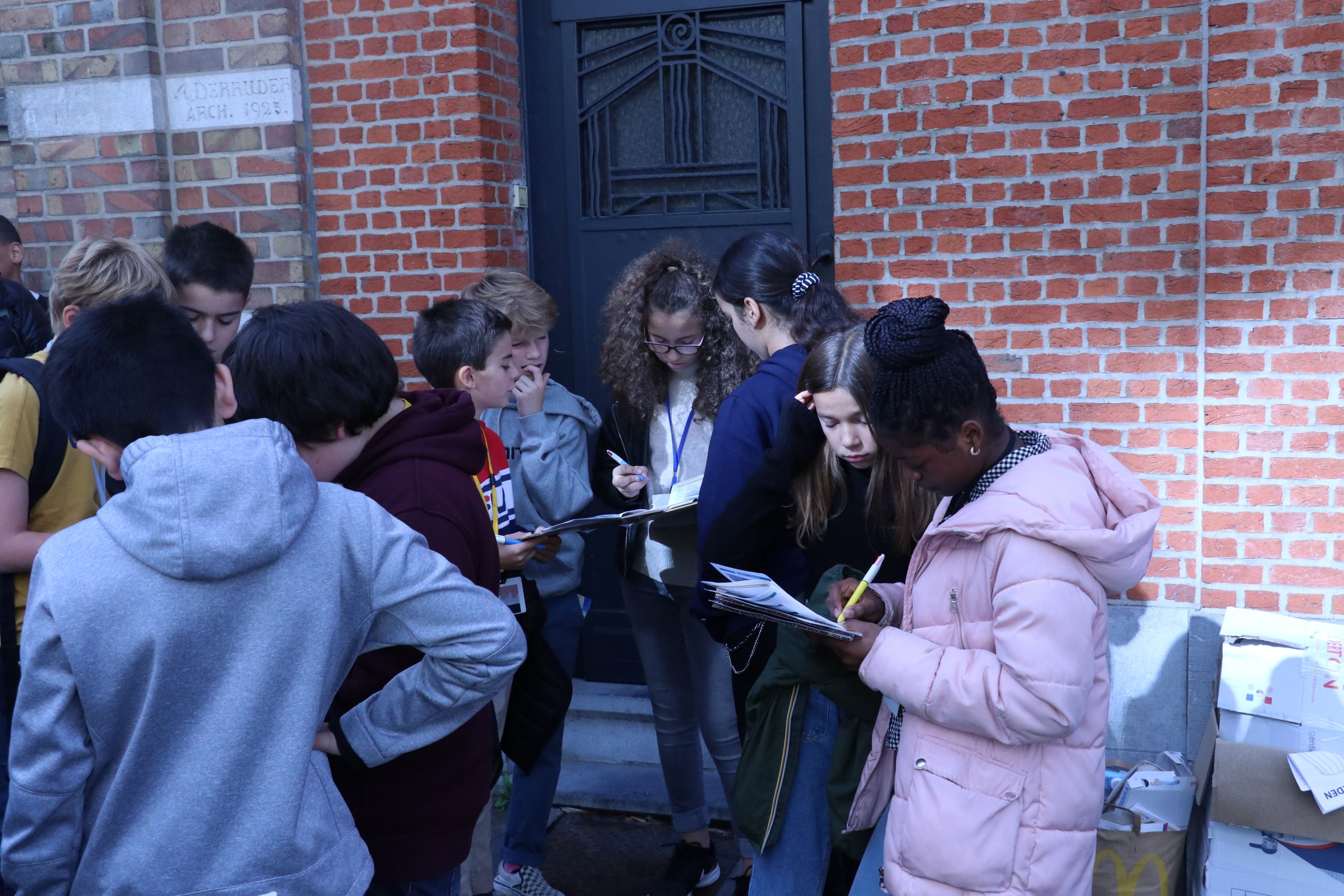 Des élèves de 1ère secondaire découvrent le patrimoine du quartier environnant leur école.