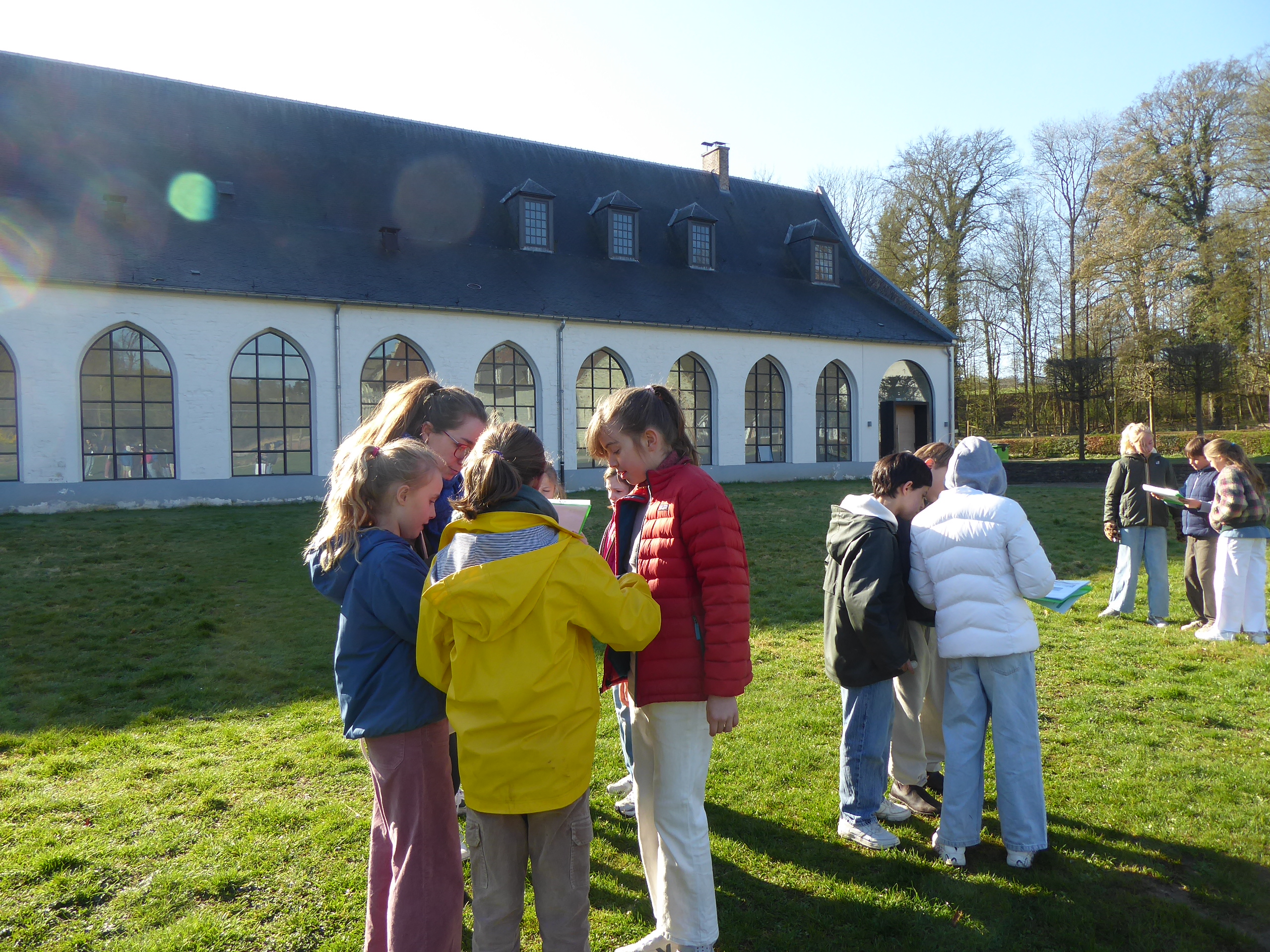 Des élèves en activité sur le site de Rouge-Cloître
