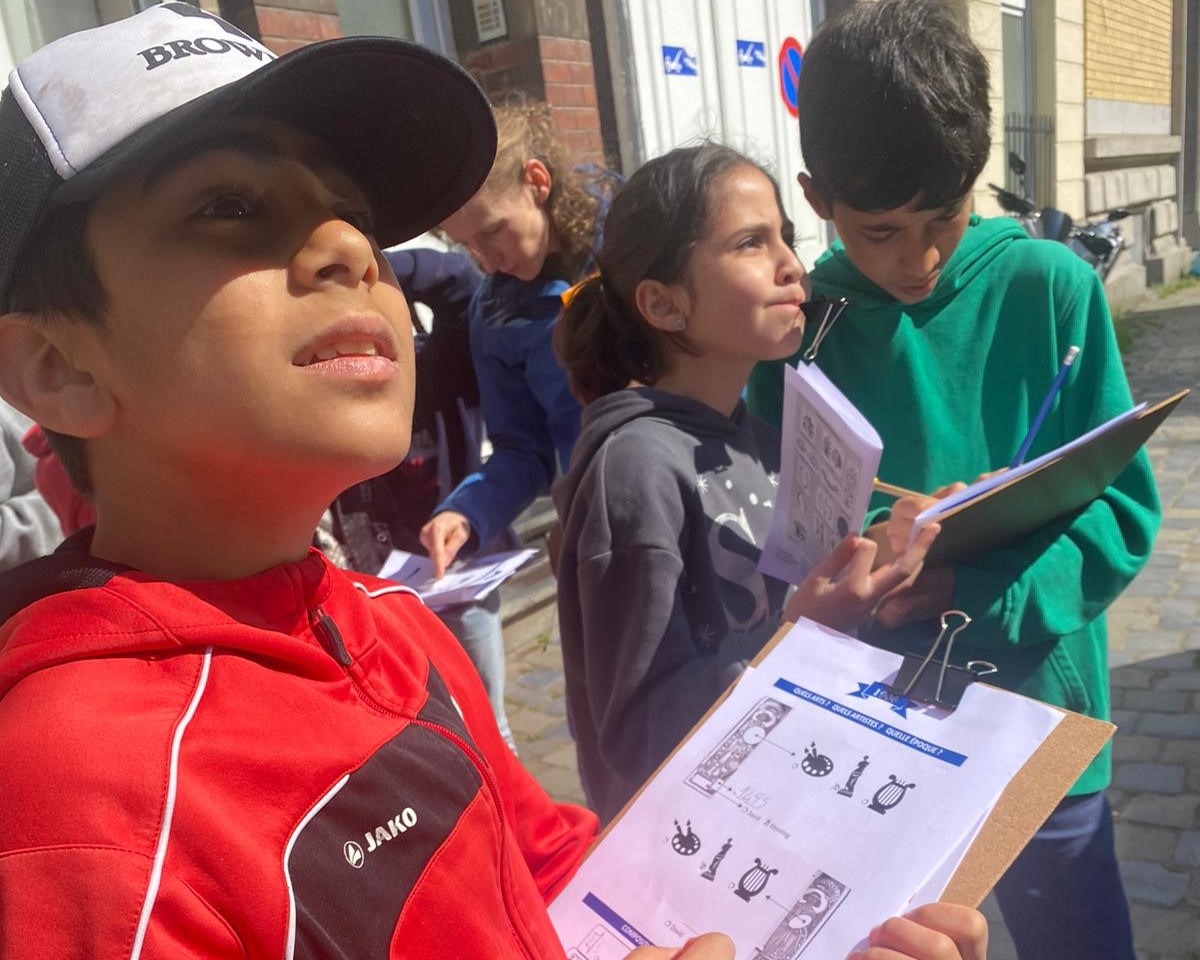 Des élèves de 5/6e primaire participent à une animation à la découverte du quartier